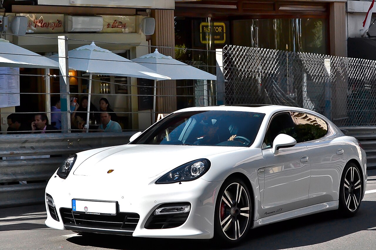 Porsche Panamera GTS 4.8 V8