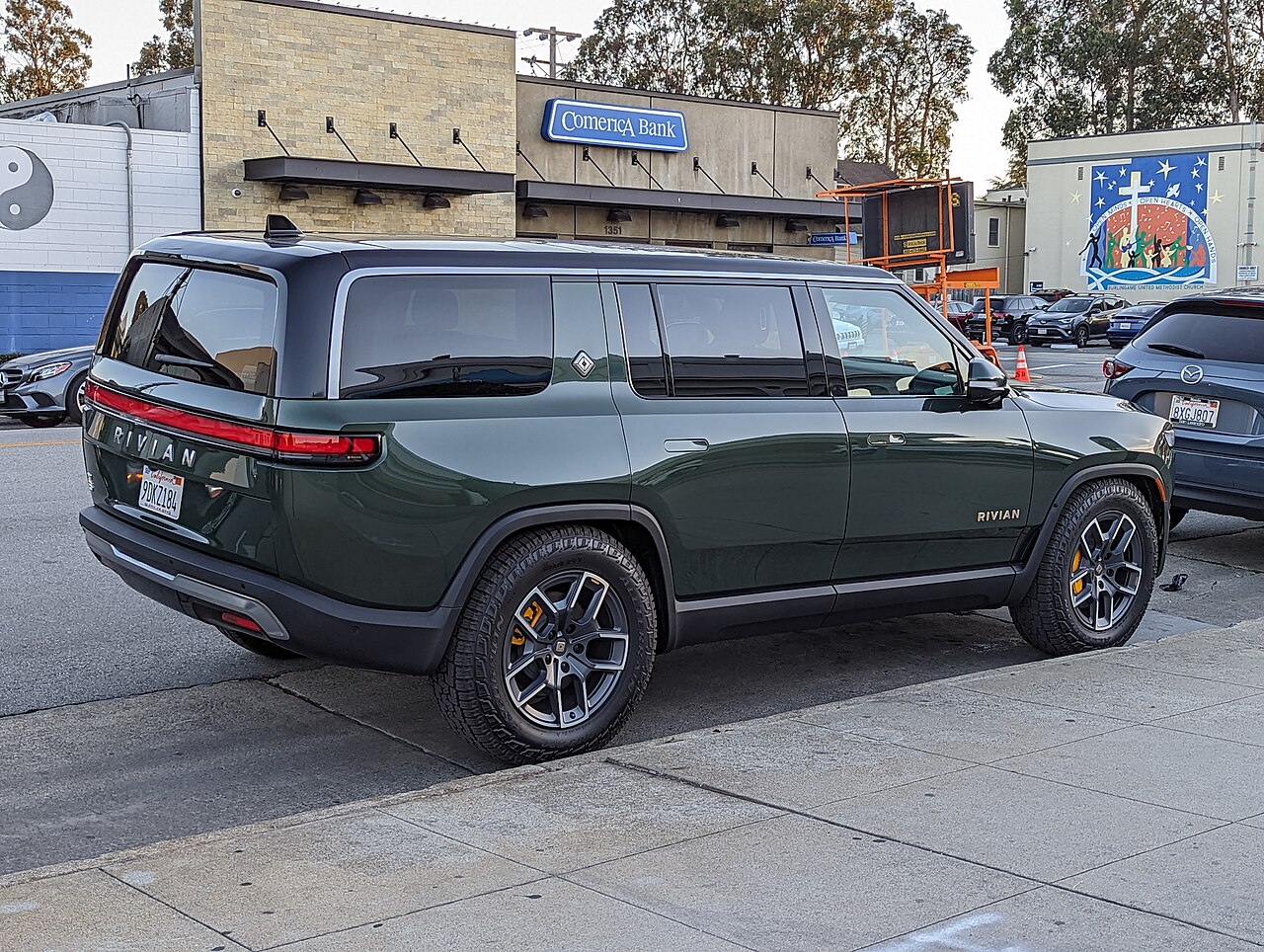 Rivian R1S Adventure Dual-Motor