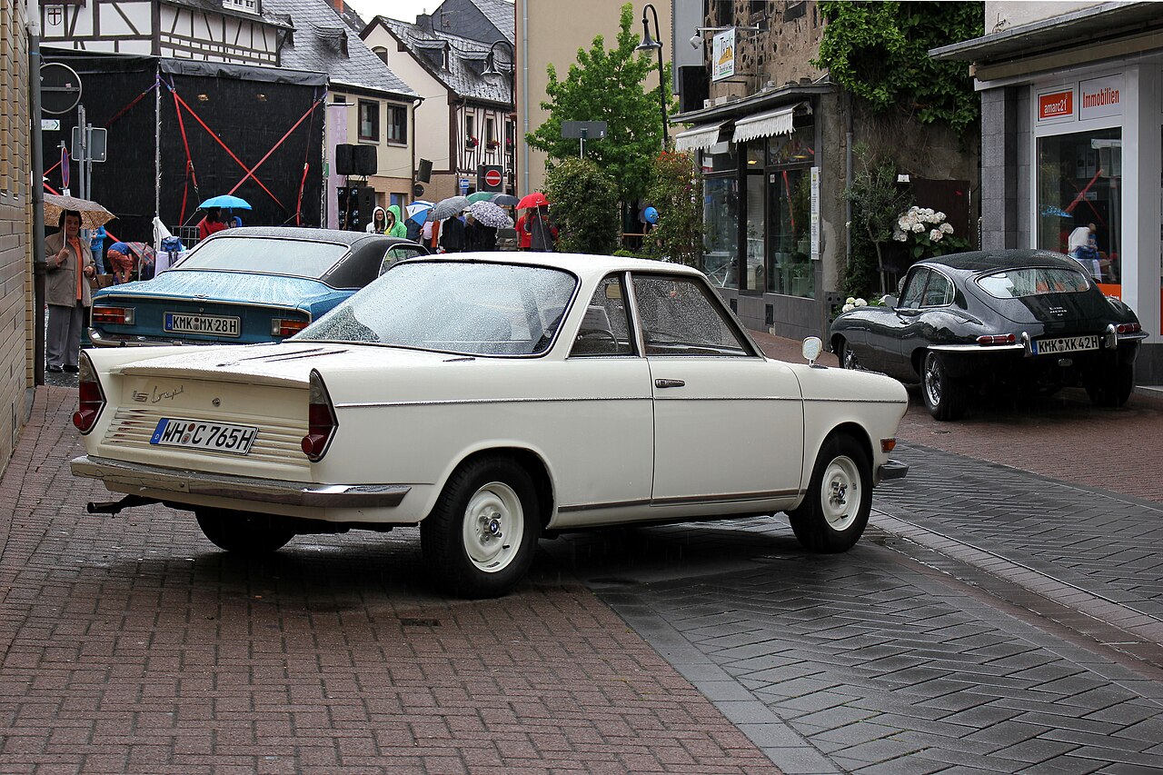 BMW 700