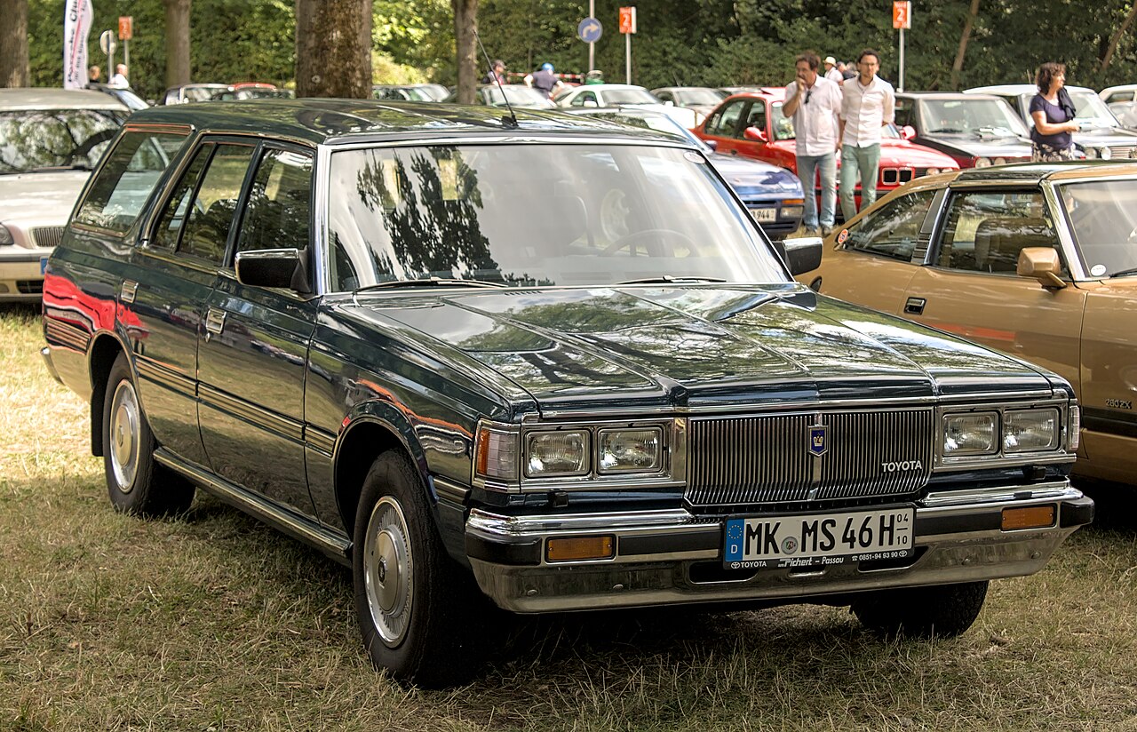Toyota Crown S235 Crossover 2.5 Hybrid