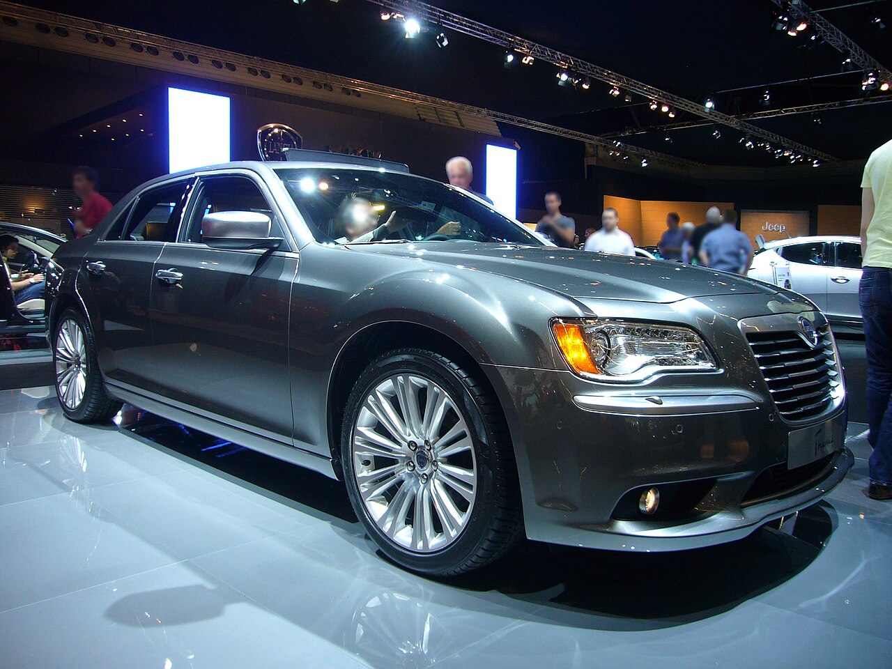 Lancia Thema 3.6 V6 2011 Chrysler-based