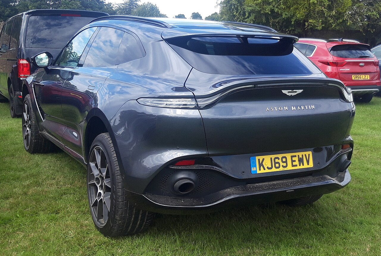 Aston Martin DBX V8