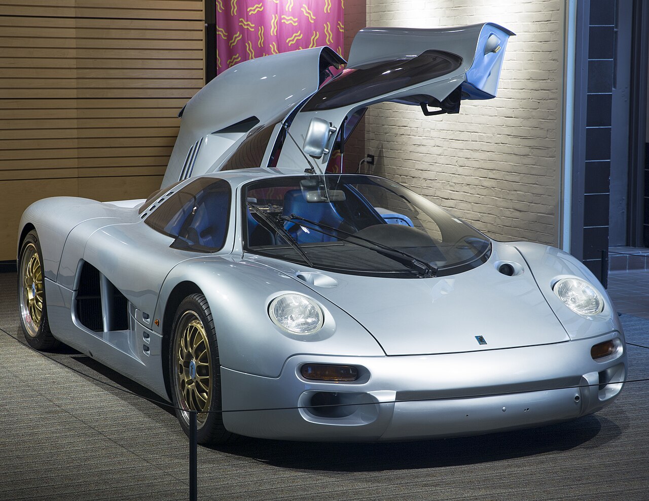 Isdera Commendatore 112i