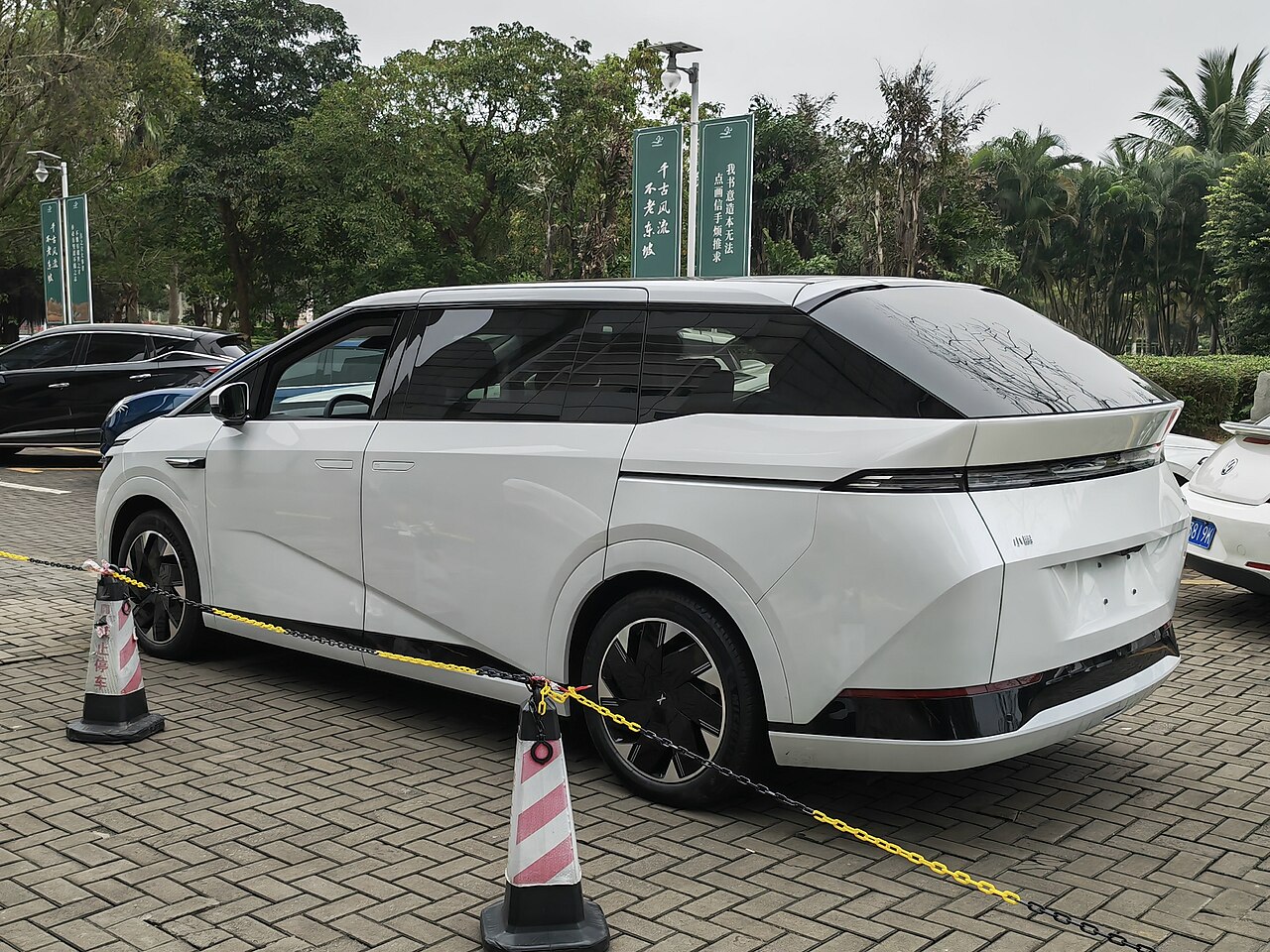 XPENG X9 AWD Performance